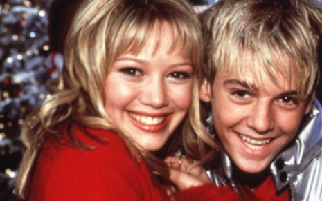 Hilary Duff e Aaron Carter estão de rostinhos colados nos bastidores da série Lizzie McGuire