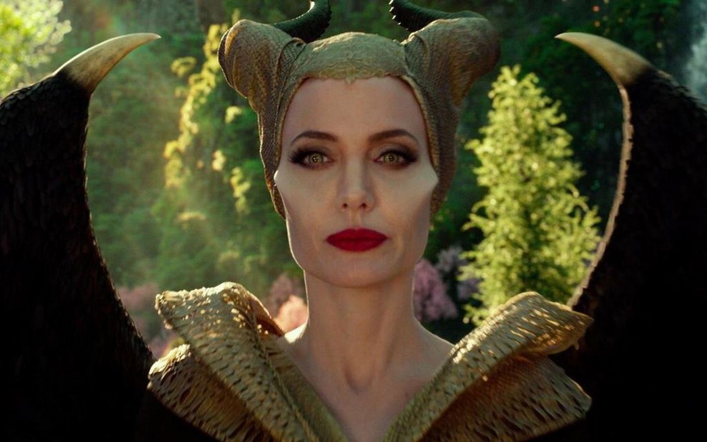 Angelina Jolie tem expressão séria caracterizada como Malévola em cena do filme Dona do Mal