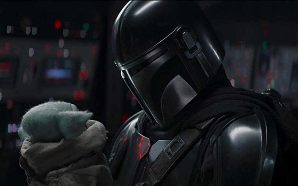Baby Yoda e Mando (Pedro Pascal) se entreolham em cena da série The Mandalorian