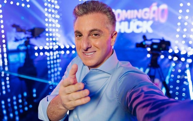 Selfie de Luciano Huck no palco do Domingão