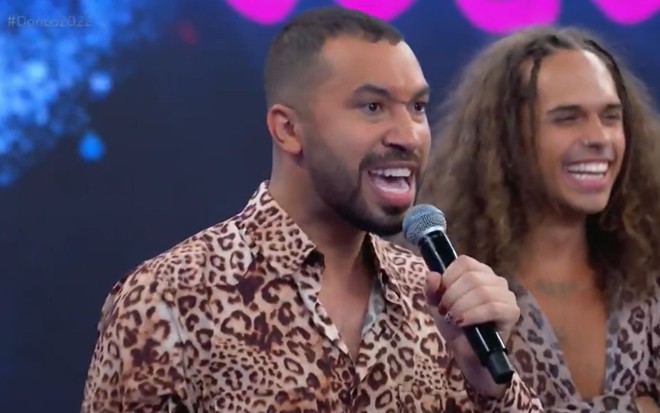 Gil do Vigor usa roupa típica sertaneja durante sua participação no quadro Dança dos Famosos
