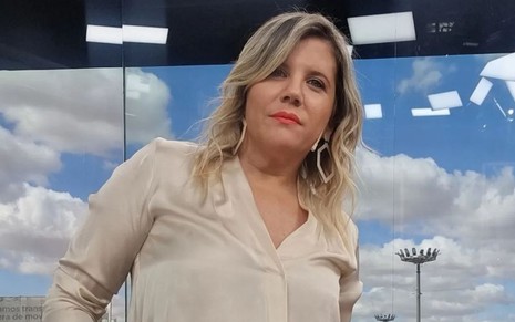 Imagem de Dominique Metzger em estúdio de TV argentina