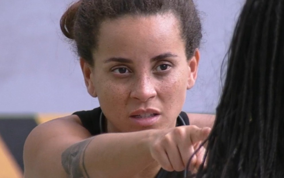 Domitila Barros aponta dedo em Sarah Aline no BBB 23