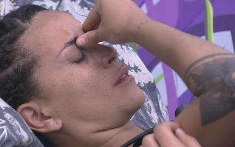 Domitila Barros no BBB 23; ela está deitada, com uma das mãos sobre o rosto