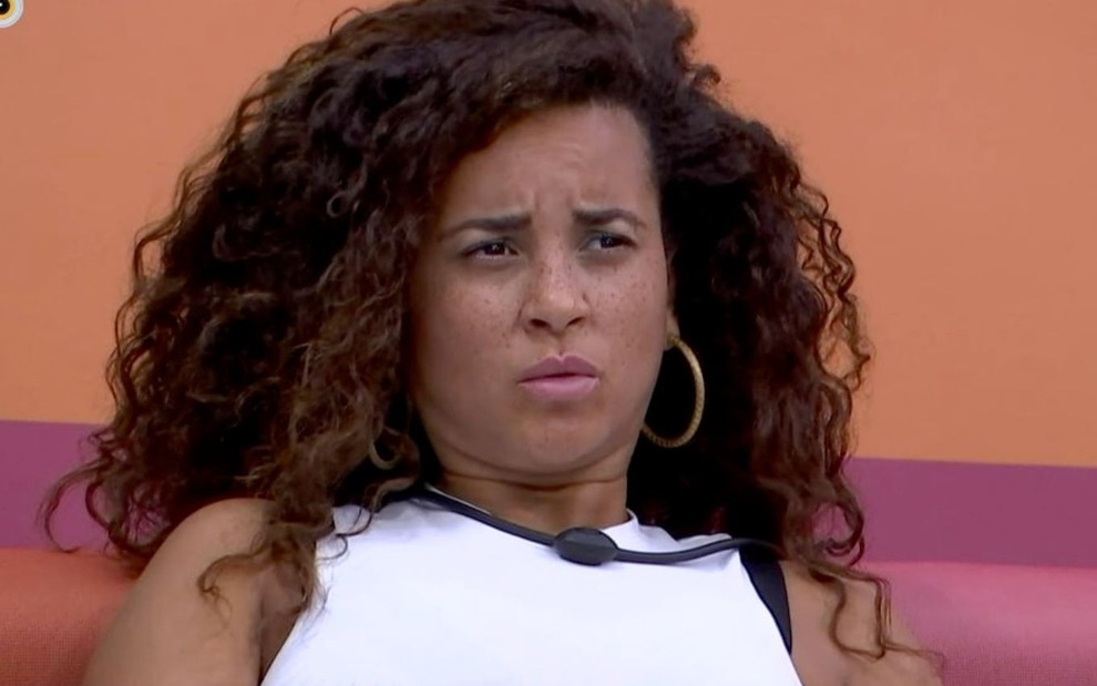 Domitila Barros sentada no sofá do BBB 23