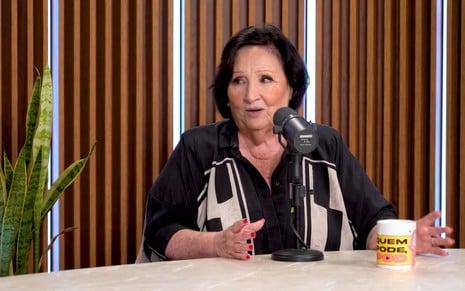 Dona Déa durante entrevista em podcast