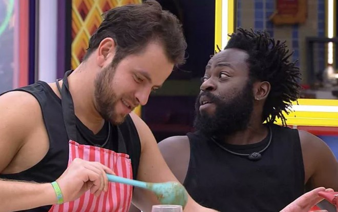 Gustavo Marsengo e Douglas Silva na cozinha do BBB 22