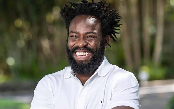 Douglas Silvas sorri para a foto assim que deixou a casa do BBB22