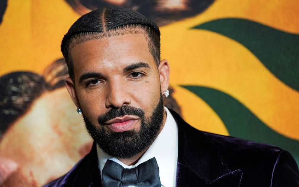 Drake posa em evento internacional