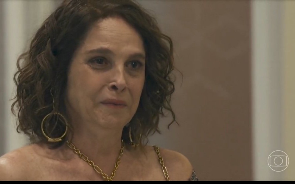 Em cena de Travessia, Drica Moraes está com a expressão de choro