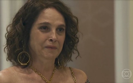 Em cena de Travessia, Drica Moraes está com a expressão de choro