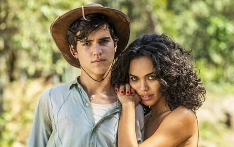 Atores Giovanna Cordeiro e Drico Alves surgem lado a lado no cenário de Pantanal