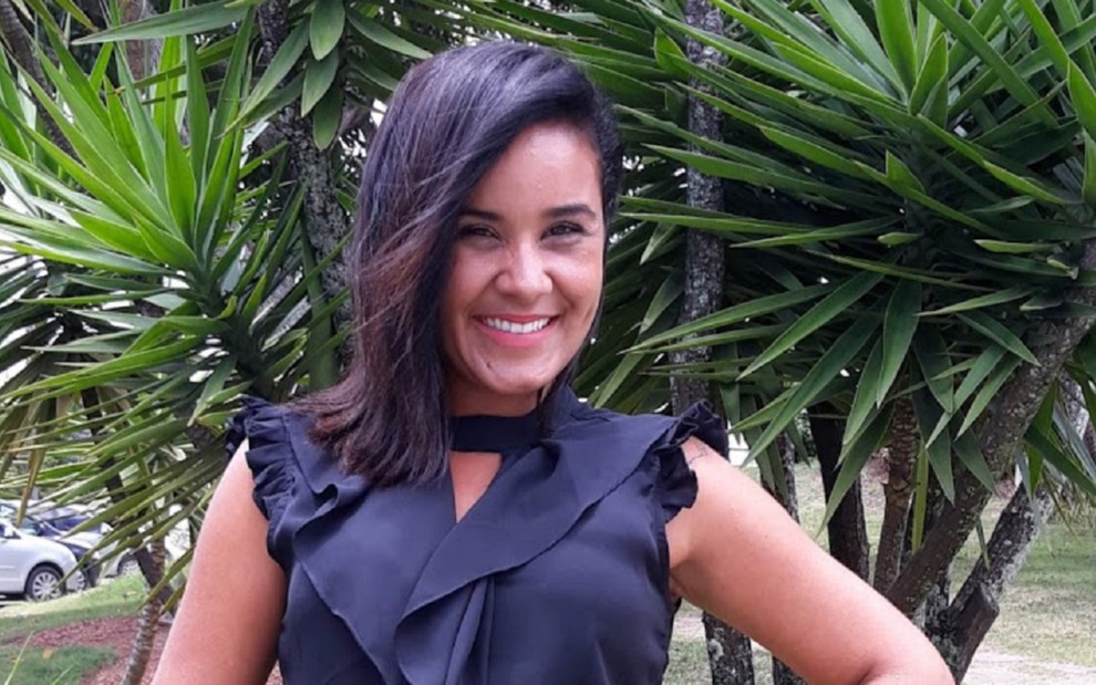Driele Veiga com um vestido preto e sorri para uma foto postada no Instagram