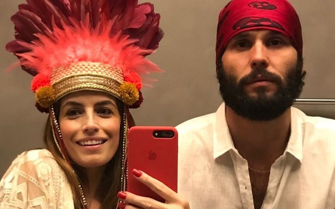 Imagem de Fernanda Mader e Dudu Azevedo fantasiados no Carnaval