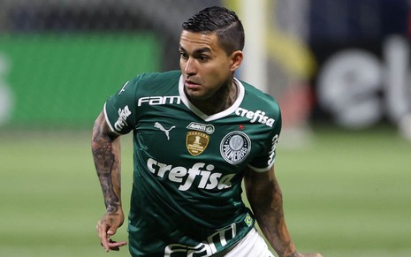 Dudu, do Palmeiras, em campo pelo clube com uniforme inteiro verde