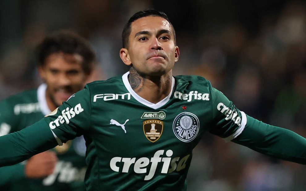 Dudu, do Palmeiras, em campo pelo clube com uniforme inteiro verde
