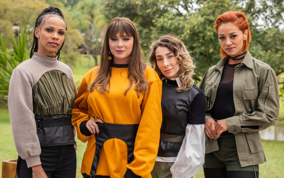 Evelyn dos Santos, Juju Salimeni, Naty Graciano e Vivi Alves posam para foto em campo do Juju Boot Camp, do E!