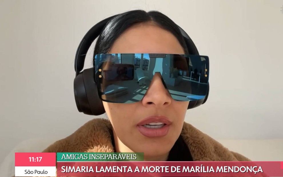 Cantora Simaria surge de óculos escuros durante entrevista ao programa É de Casa