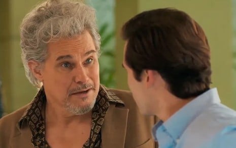 Nero (Edson Celulari) conversa com Miguel (Nicolas Prattes), que está de costas em cena de Fuzuê