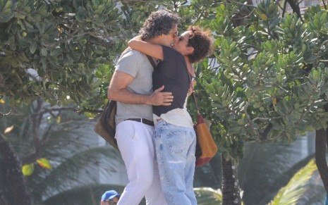 Eduardo Moscovis e Andréa Beltrão se beijam, abraçados, gravando cena de Um Lugar ao Sol no Rio de Janeiro