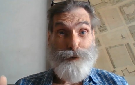 O ator Eduardo Tornaghi em publicação de seu Instagram, de frente para a câmera, com barba branca cheia