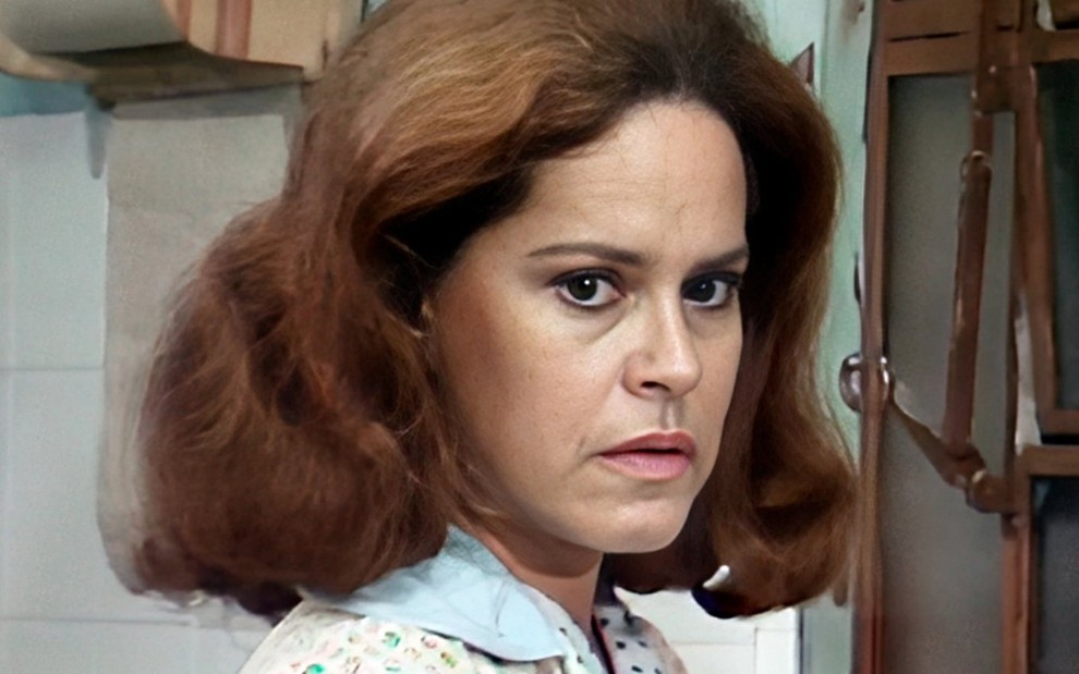 A atriz Maria Helena Dias com expressão de preocupação em cena da novela Elas por Elas (1982)