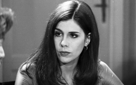 Sandra Bréa em Elas Por Elas (1982), com expressão séria