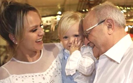 Eliana sorri ao lado de seu pai, José Bezerra, e se diverte com a filha mais nova, Manuela