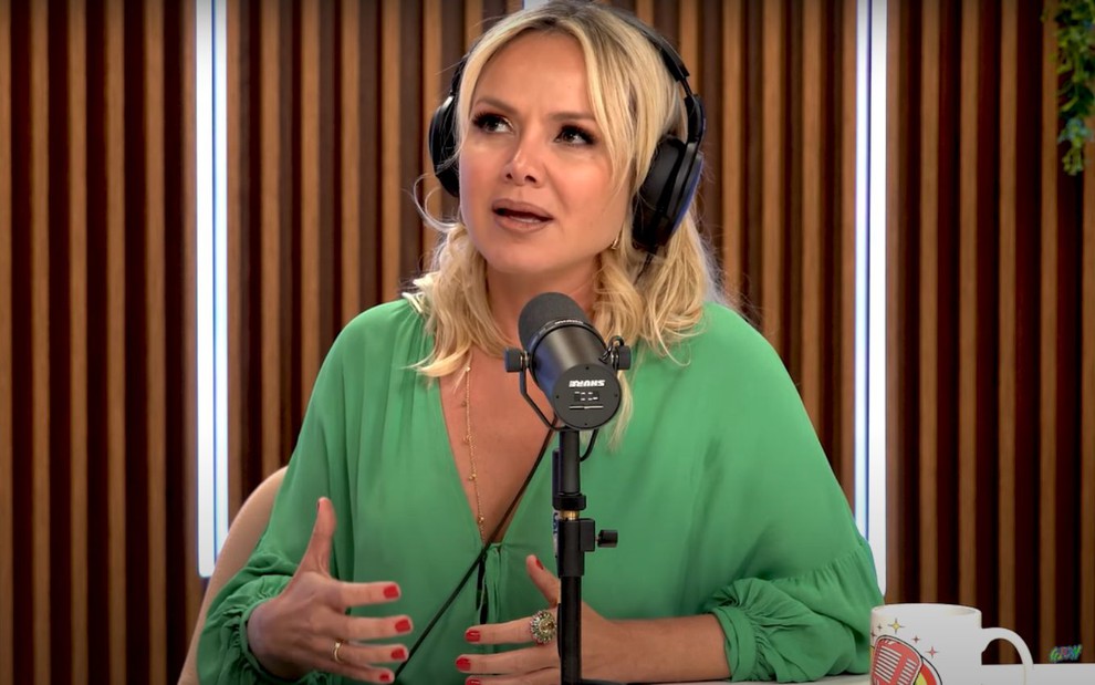 A apresentadora Eliana com um vestido verde em entrevista ao Quem Pode, Pode