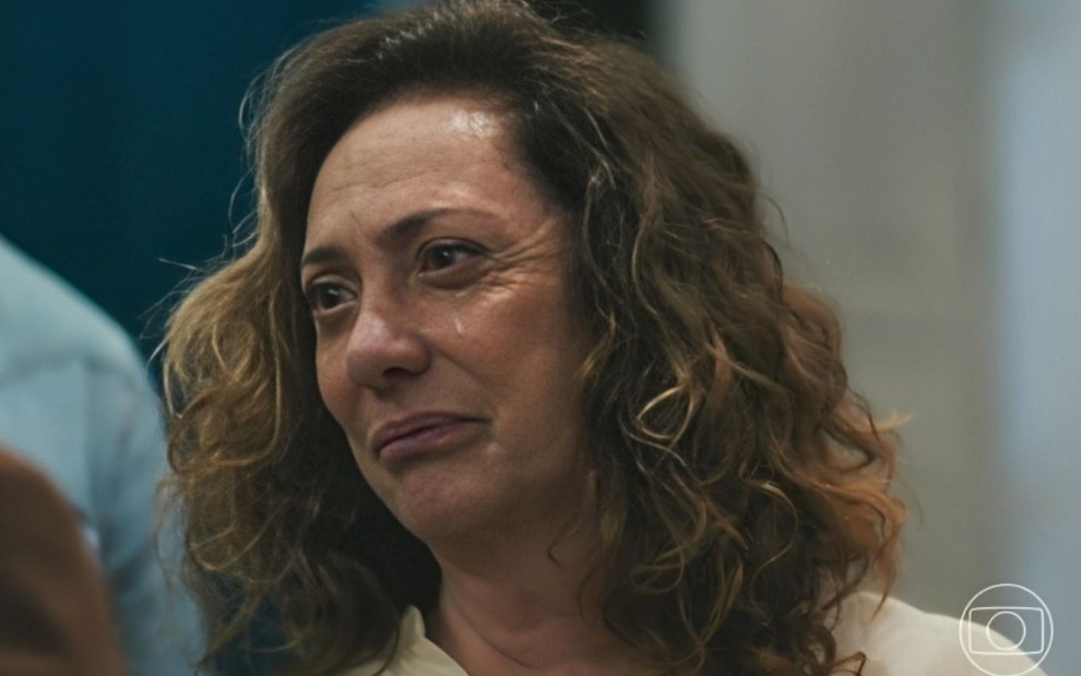 Eliane Giardini chora em cena como Agatha na novela Terra e Paixão