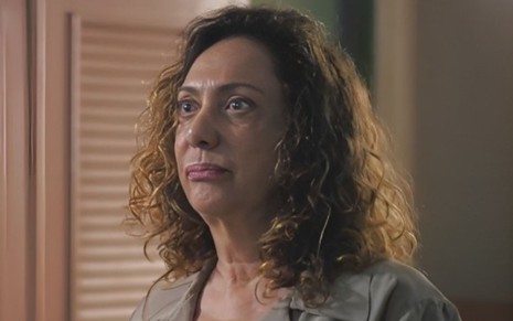 Eliane Giardini com expressão séria em cena como Agatha na novela Terra e Paixão