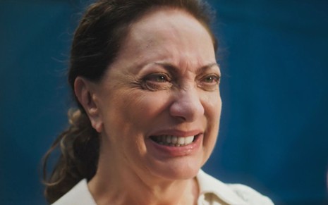 Eliane Giardini com expressão sorridente em cena como Agatha na novela Terra e Paixão