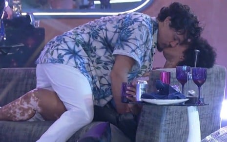 Eliezer Netto e Natália se beijam na festa da líder Jade Picon no BBB 22