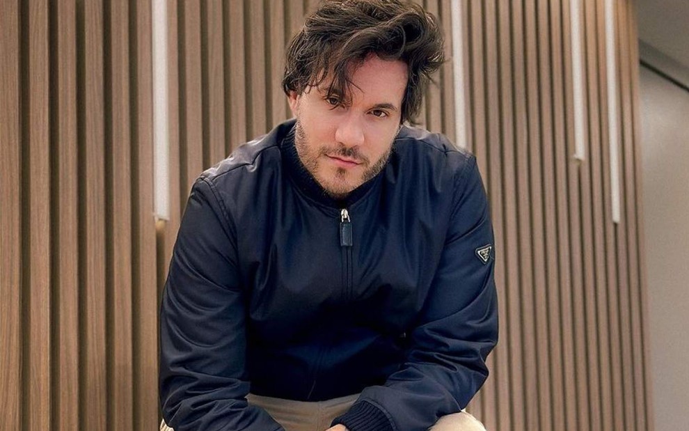 Eliezer Netto em foto publicada no Instagram, com expressão séria, jaqueta preta, olhando para câmera