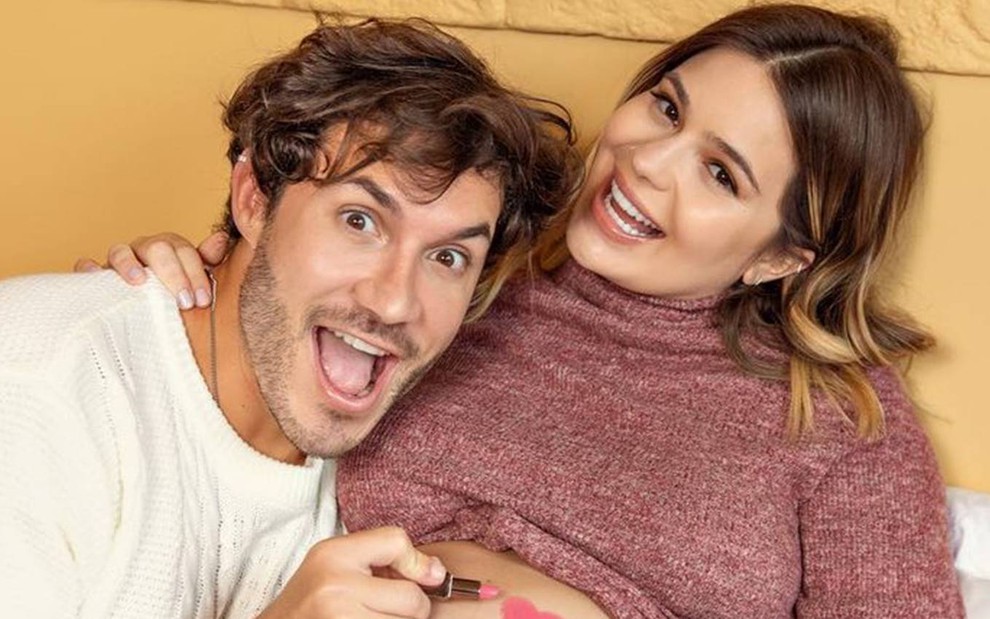 Eliezer Netto e Viih Tube em foto publicada no Instagram quando ela estava grávida, os dois sorrindo