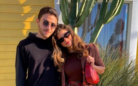 Elik Yagubov e Isadora Cruz estão abraçados em foto do Instagram
