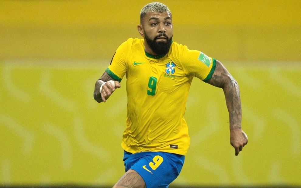 Gabigol correndo em jogo da Seleção Brasileira; ele está com o uniforme amarelo tradicional do Brasil
