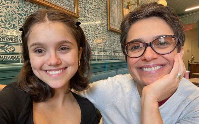 Elisa e Sandra Annenberg estão lado a lado e sorriem