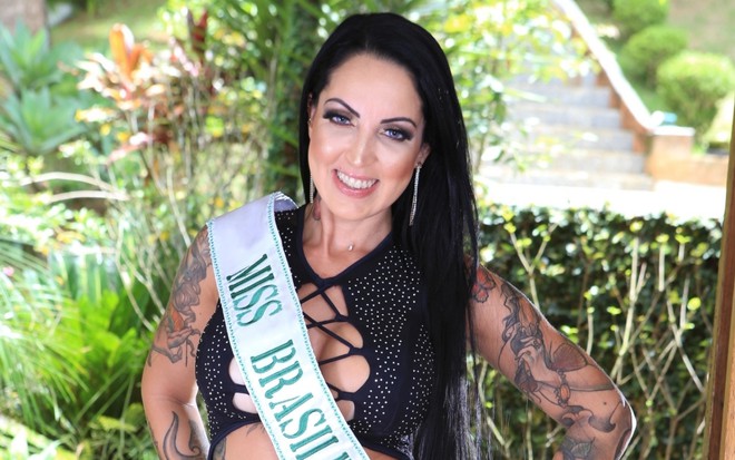 A atriz pornô Elisa Sanches posa com faixa das Brasileirinhas