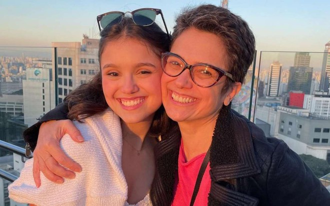 Elisa Annenberg e a mãe, Sandra Annenberg, abraçadas