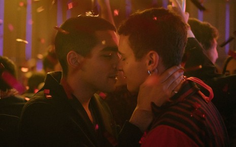 Omar Ayuso e Arón Piper se beijam em cena da quarta temporada de Elite