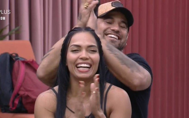 Foto de Eliza e Hadballa sorrindo