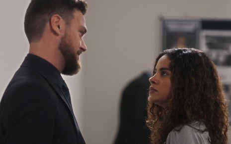 Theo (Emilio Dantas) e Jenifer (Bella Campos) se encaram em cena da novela Vai na Fé