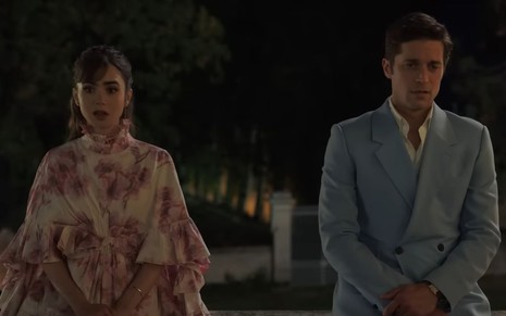 Imagem de Lily Collins (à esq.) e Lucas Bravo em cena da 3ª temporada de Emily em Paris