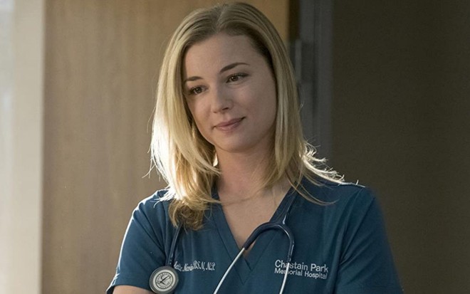 Emily VanCamp em cena da série The Resident;