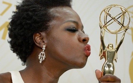 Viola Davis faz um bico para dar um beijo no troféu do Emmy 2015
