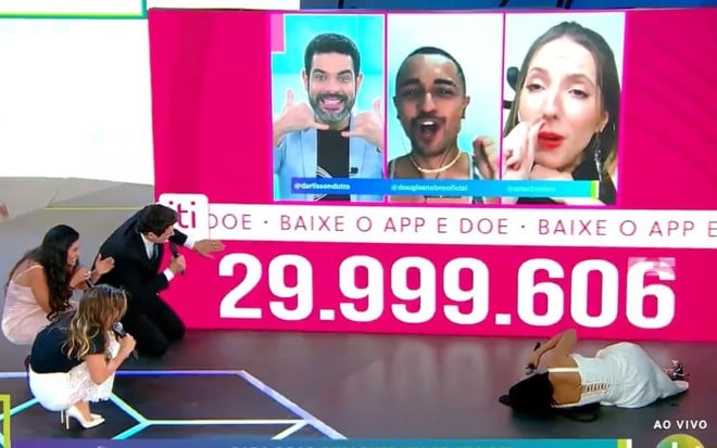 Famosos assistem a painel digital com o número de doações no Teleton