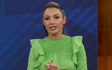 Patrícia Poeta usa roupa verde enquanto comando o programa Encontro, na Globo