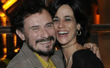 Os atores Enrique Diaz e Mariana Lima rindo, com rostos colados, em foto publicada no Instagram