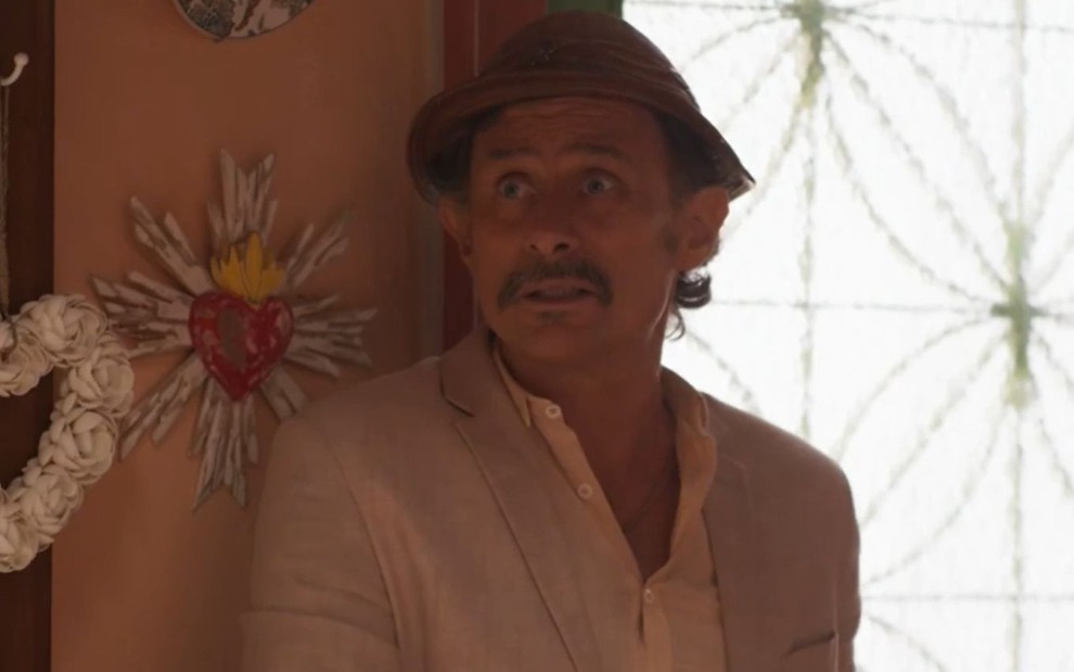Enrique Diaz com expressão séria em cena como Timbó na novela Mar do Sertão
